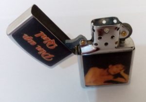 BRIQUET ESSENCE face avant : Pin-UP SEXY – Image 2
